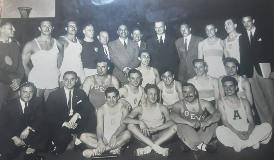 Stanisław Petkiewicz (stoi w środku, w górnym rzędzie) nie zapomniał o sporcie