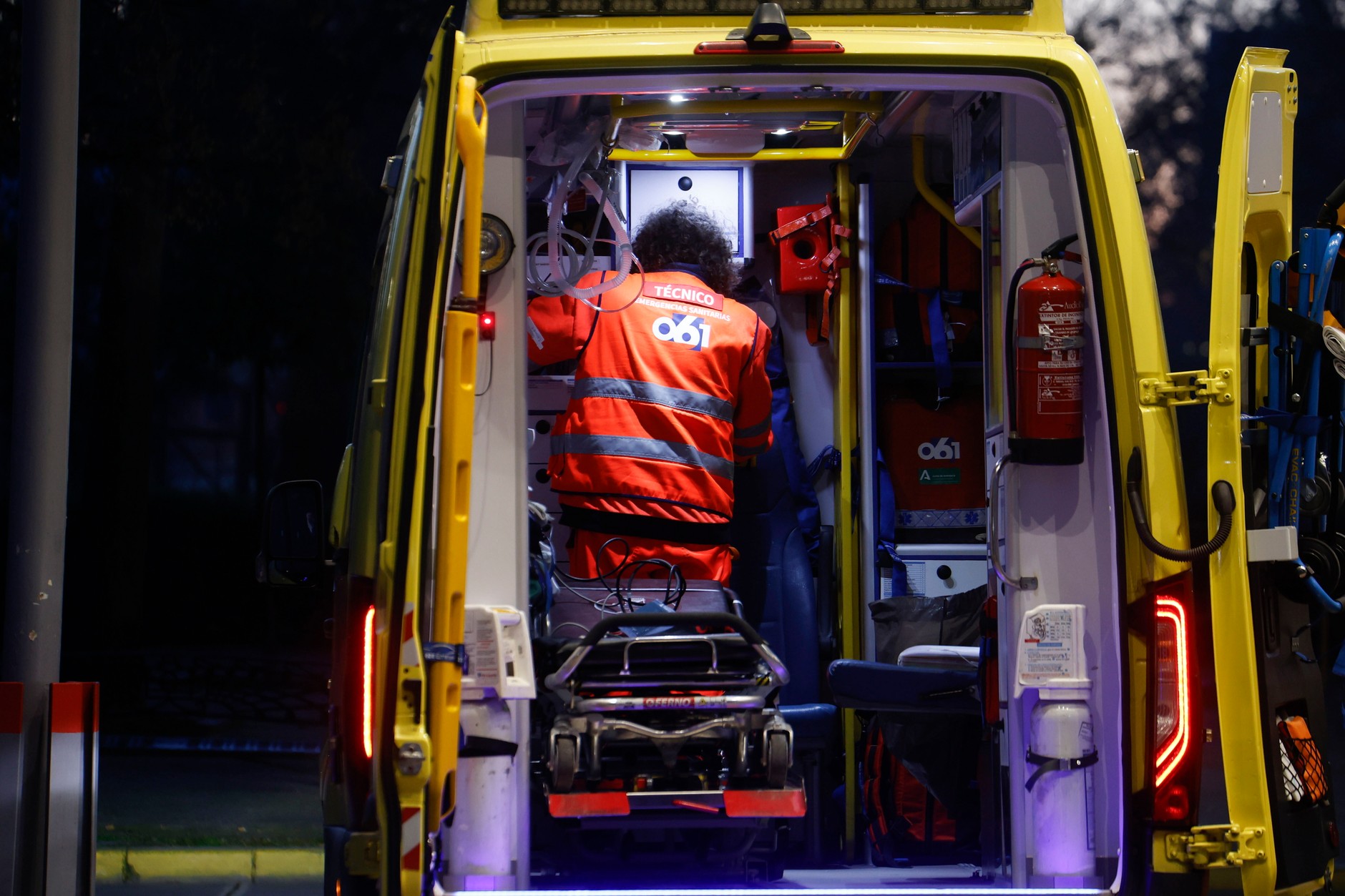 Ratownik opiekujący się pasażerem rannym w wyniku katastrofy kolejowej w Adamuz przed szpitalem Reina Sofia, Kordoba, Hiszpania, 19 stycznia 2026 r.