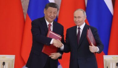Prezydent Rosji Władimir Putin (z prawej) i przywódca Chin Xi Jinping (z lewej) podczas spotkania w Wielkim Pałacu Kremlowskim w Moskwie, 8 maja 2025 r.