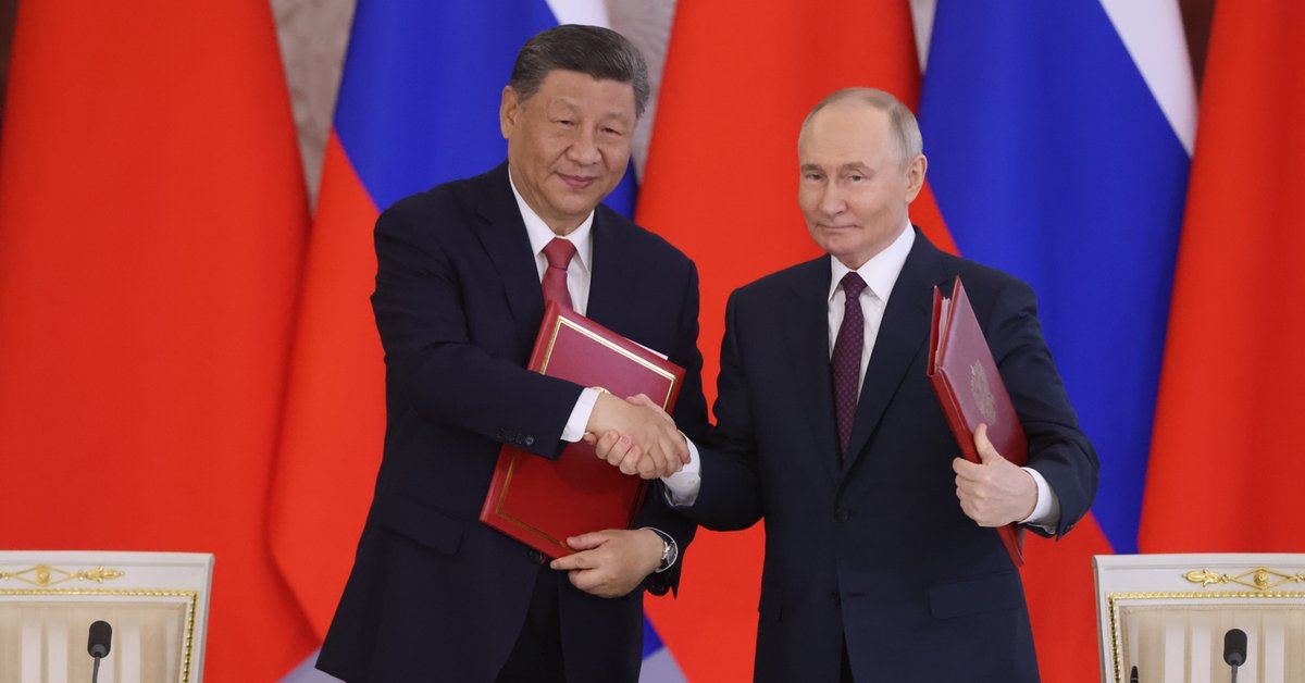 Prezydent Rosji Władimir Putin (z prawej) i przywódca Chin Xi Jinping (z lewej) podczas spotkania w Wielkim Pałacu Kremlowskim w Moskwie, 8 maja 2025 r.