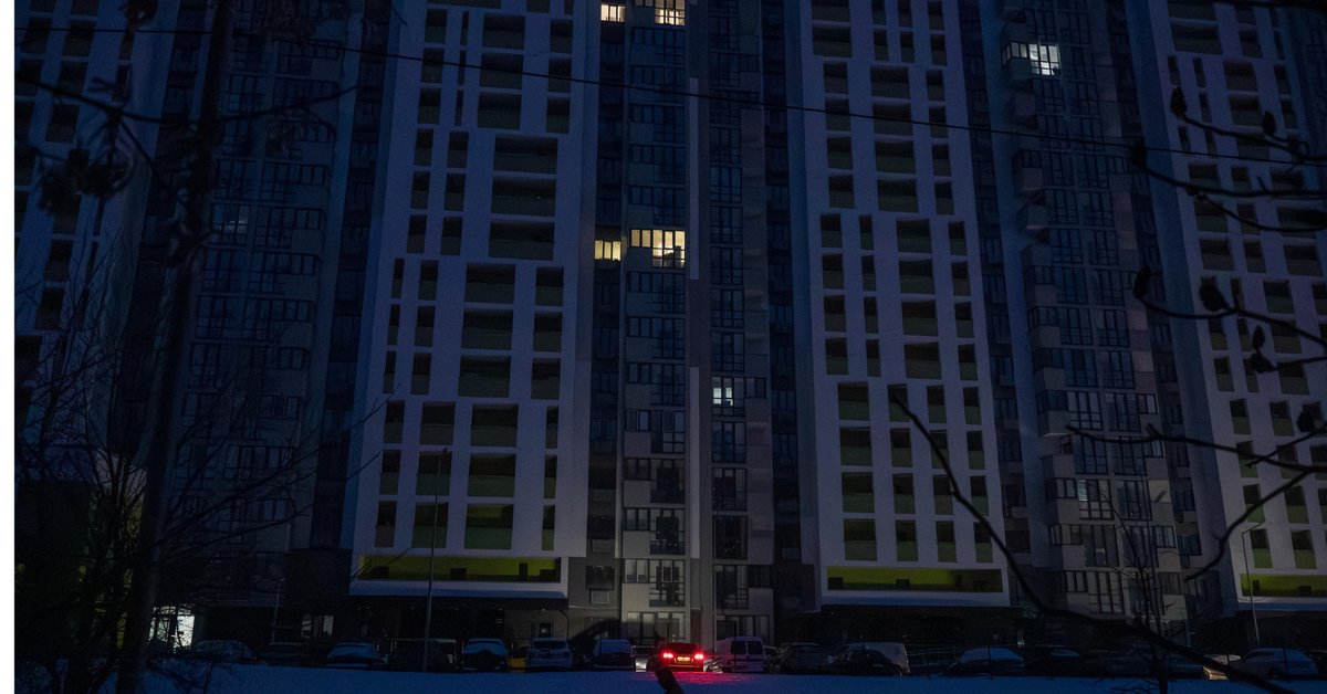 Ciemne ulice na jednym z osiedli mieszkaniowych w stolicy Ukrainy — Kijów, 15 stycznia 2026 r.