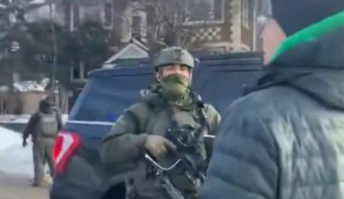 Kadr z nagrania, które trafiło do sieci po wydarzeniach. Jedna z osób chciała udzielić pomocy ofierze