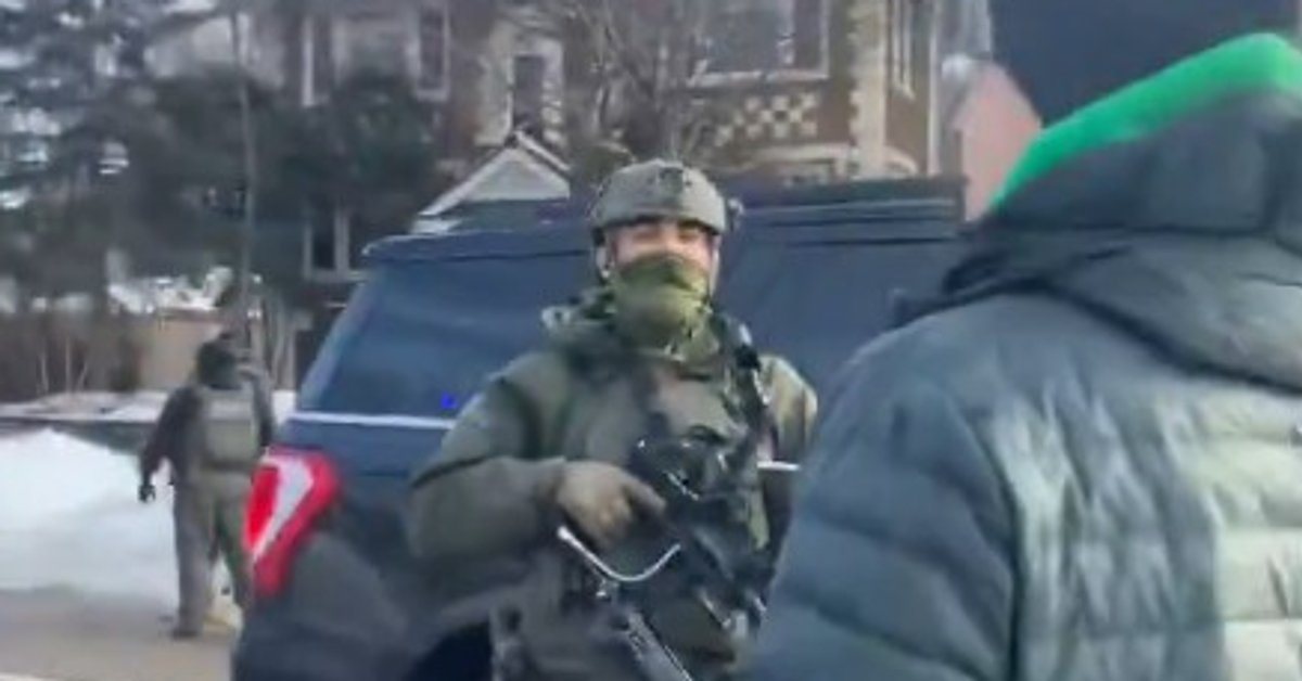 Kadr z nagrania, które trafiło do sieci po wydarzeniach. Jedna z osób chciała udzielić pomocy ofierze