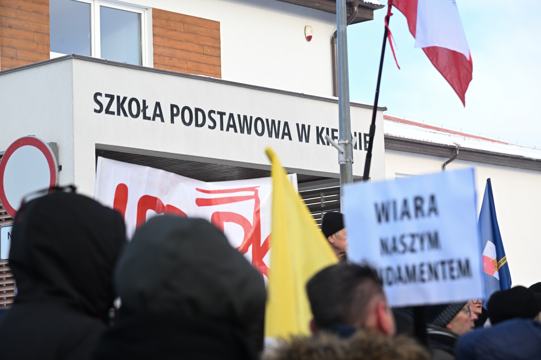 26108108 - KIELNO PROTEST PRZED SZKOŁĄ PODSTAWOWĄ (protest przed Szkołą Podstawową w Kielnie)