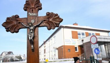 Nauczycielka miała wyrzucić krzyż do kosza. Jest finał sprawy z Kielna