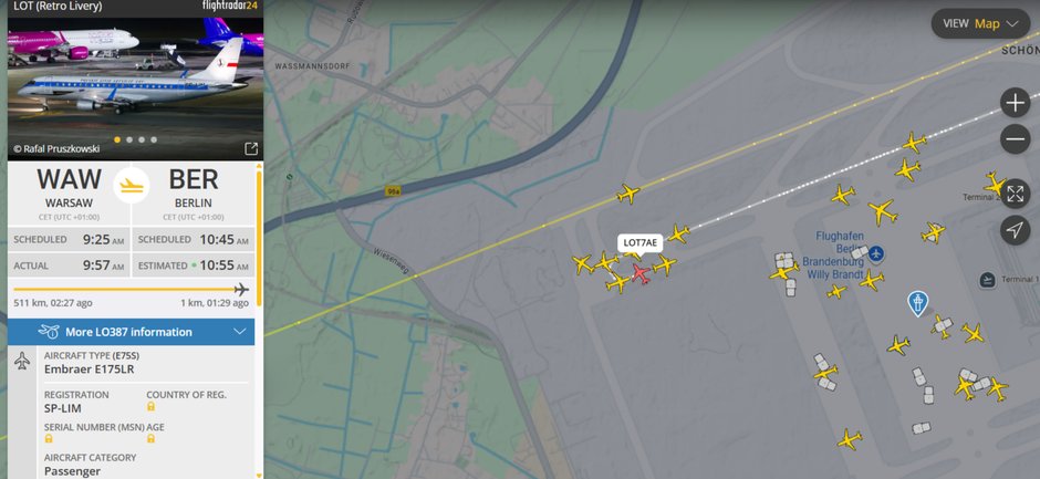 Samolot PLL LOT czeka na pasie startowym na lotnisku w Berlinie 