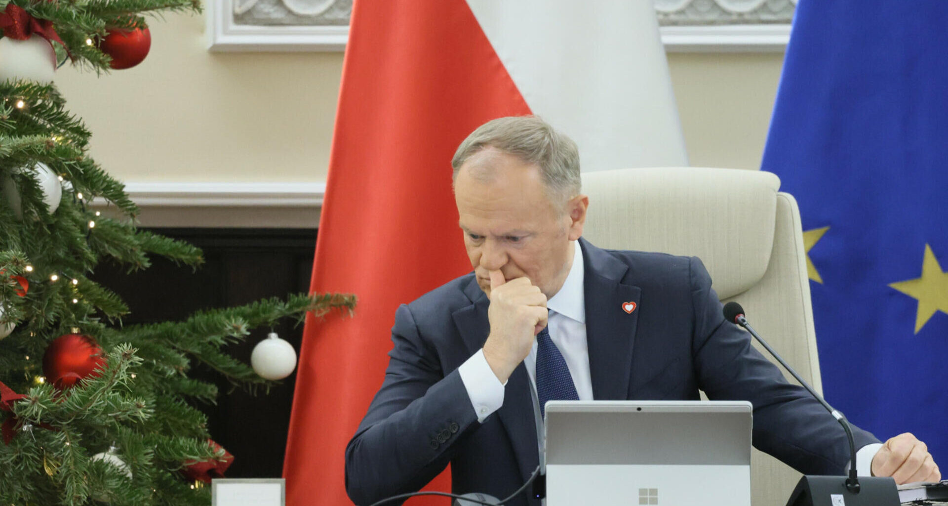 Tusk odpowiedział na wpisy w sieci. "Niżej upaść nie można"