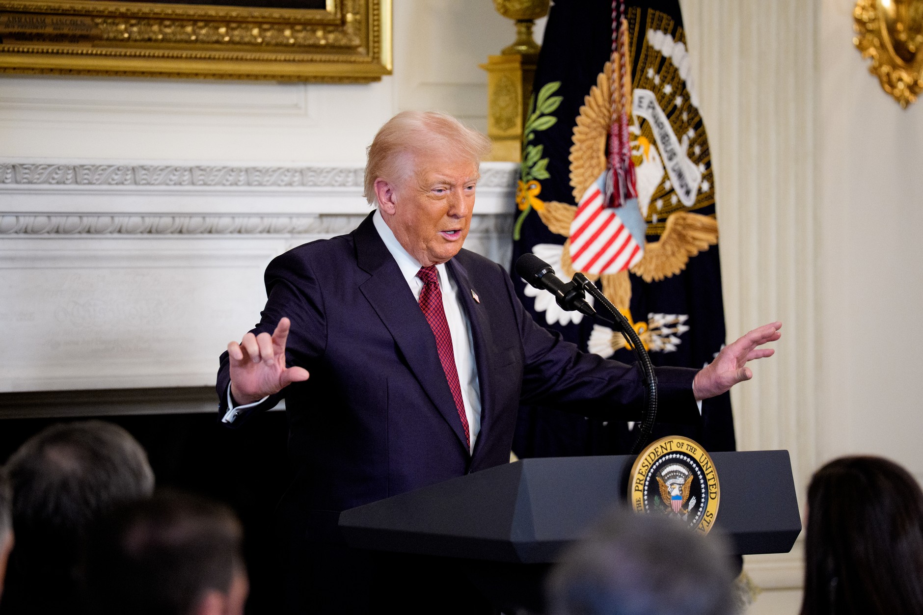 Donald Trump przemawiajacy do republikańskich senatorów, 5 listopada 2025 r.