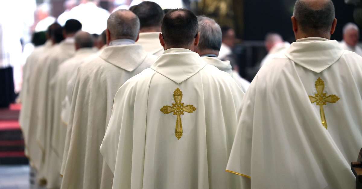 Złe wiadomości dla Kościoła. Połowa Polaków zmieniła o nim zdanie [SONDAŻ] - Onet