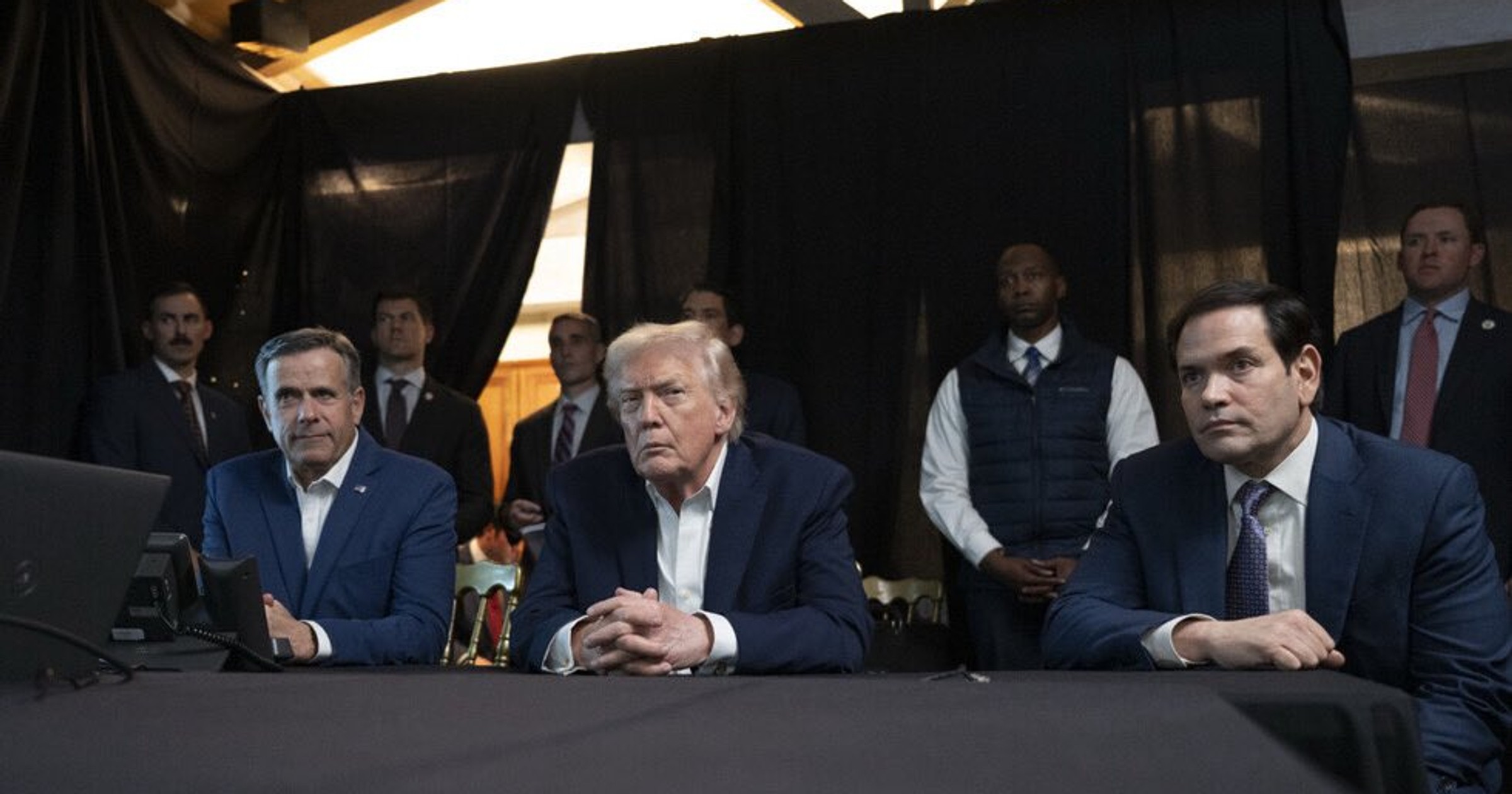 Donald Trump podczas obserwowania operacji żołnierzy w Wenezueli