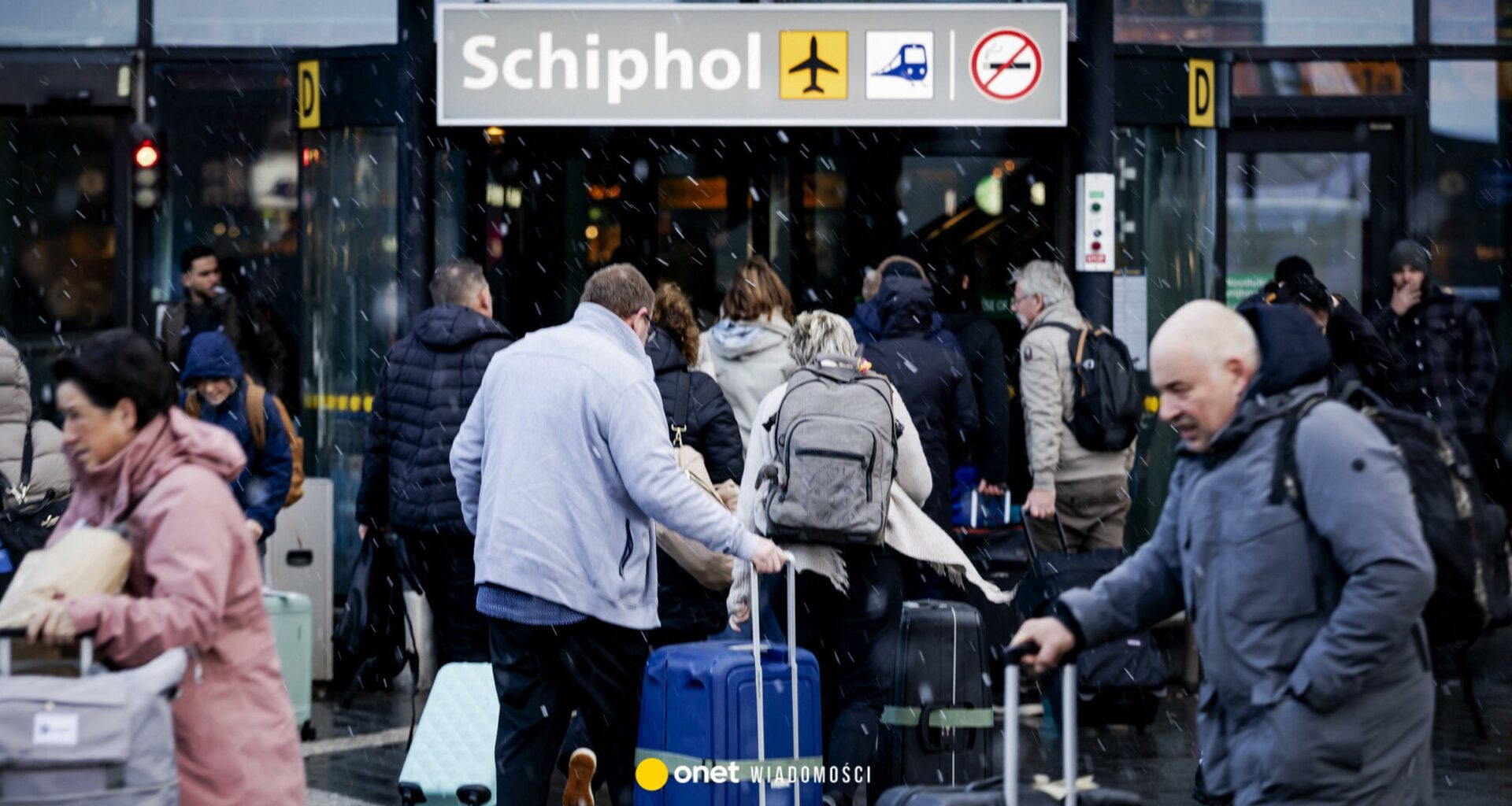 Odwołane loty, utrudnienia na kolei. Atak zimy paraliżuje Holandię