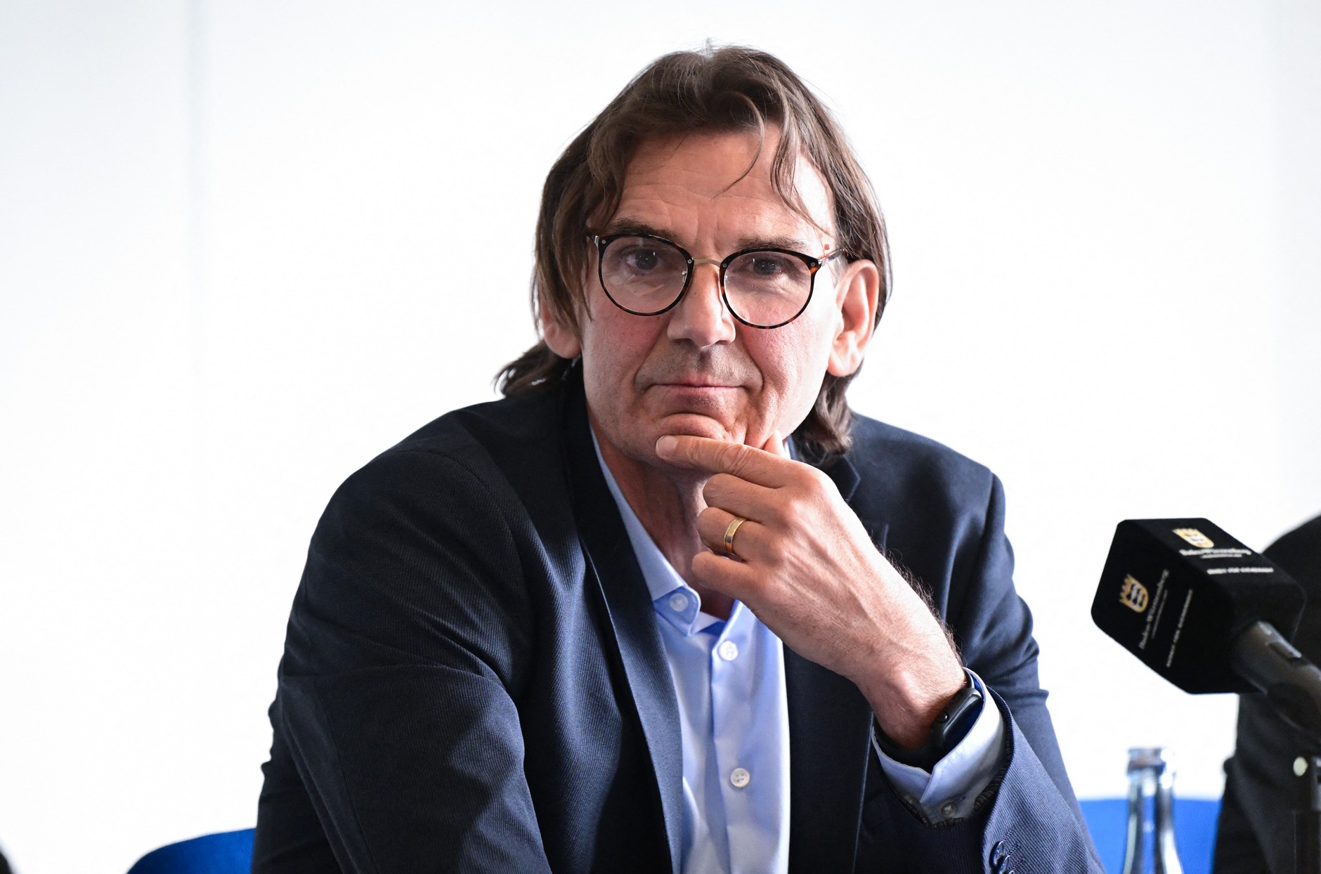 Andreas Stenger podczas konferencji prasowej poświęconej przestępczości gangów w Krajowym Urzędzie Śledczym, Stuttgart, Niemcy, 22 lutego 2024 r.