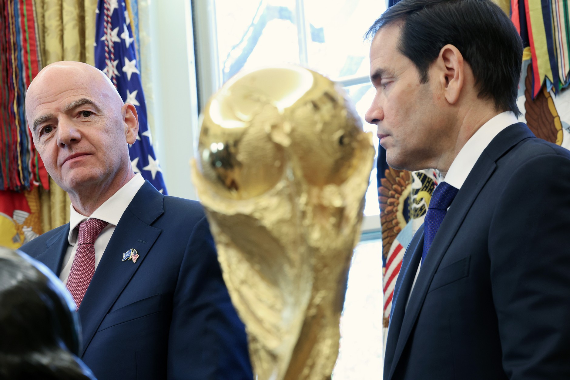 Sekretarz stanu USA Marco Rubio i prezes FIFA Gianni Infantino w Gabinecie Owalnym Białego Domu, 17 listopada 2025 r.