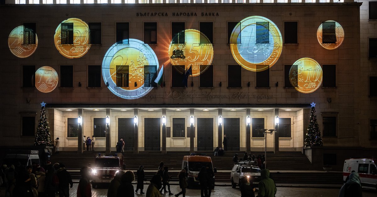 Film przedstawiający nowo wprowadzone bułgarskie monety i banknoty euro wyświetlany na budynku Bułgarskiego Banku Narodowego w Sofii, 1 stycznia 2026 r., kilka minut po przystąpieniu Bułgarii do strefy euro.