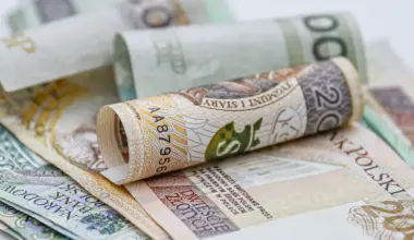 Zasady wypłat 13. emerytury w 2026 roku. Im wyższą masz emeryturę, tym niższą trzynastkę otrzymasz. Ile dostaniesz "na rękę"? Sprawdź