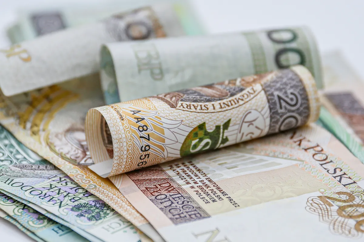 Zasady wypłat 13. emerytury w 2026 roku. Im wyższą masz emeryturę, tym niższą trzynastkę otrzymasz. Ile dostaniesz "na rękę"? Sprawdź