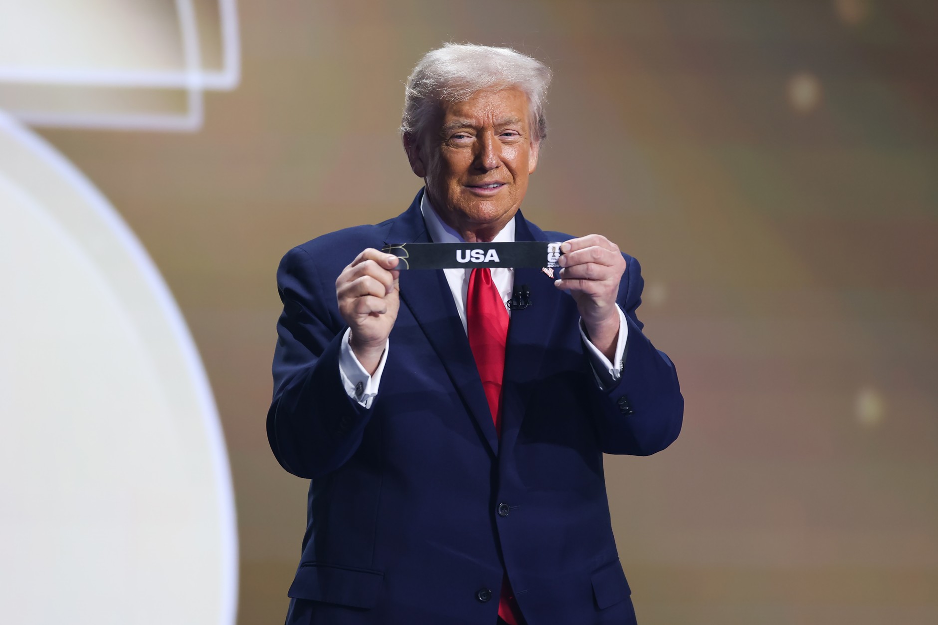 Donald Trump po wylosowaniu karty Stanów Zjednoczonych podczas oficjalnego losowania Mistrzostw Świata FIFA 2026 w Centrum Sztuk Performatywnych im. Johna F. Kennedy'ego, Waszyngton, 5 grudnia 2025 r.