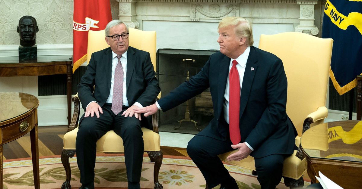 W 2018 r. Jean-Claude Juncker (po lewej) i Donald Trump (po prawej) negocjowali przez trzy i pół godziny w Białym Domu, po czym rozstrzygnięto pierwszy spór celny między USA a UE, 25 lipca 2018 r.