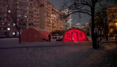 Namioty Niezłomności na jednym z podwórek kijowskiej Trojeszczyny. Świecą i ledwie grzeją. Fot. NV/Ołeksandr Paschover‍