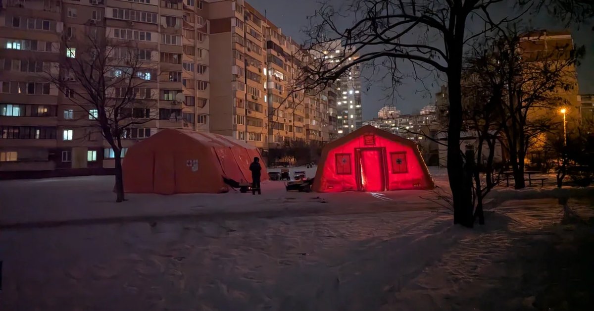 Namioty Niezłomności na jednym z podwórek kijowskiej Trojeszczyny. Świecą i ledwie grzeją. Fot. NV/Ołeksandr Paschover‍