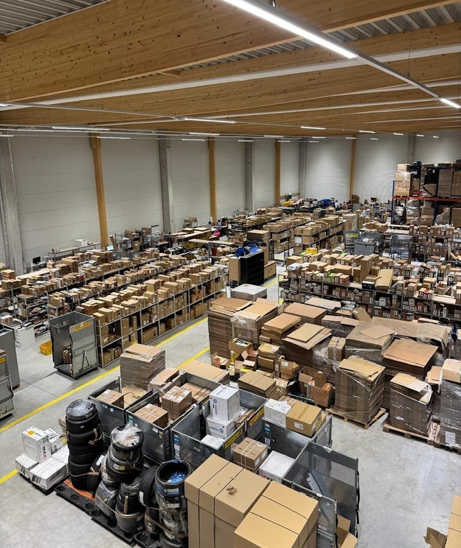 Magazyn firmy logistycznej RusPost GmbH w pobliżu lotniska w Berlinie, Niemcy