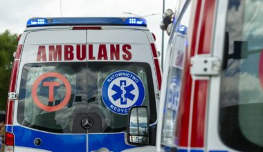 Kolejki karetek przed SOR-em w Legnicy. Ratownicy czekają po kilka godzin