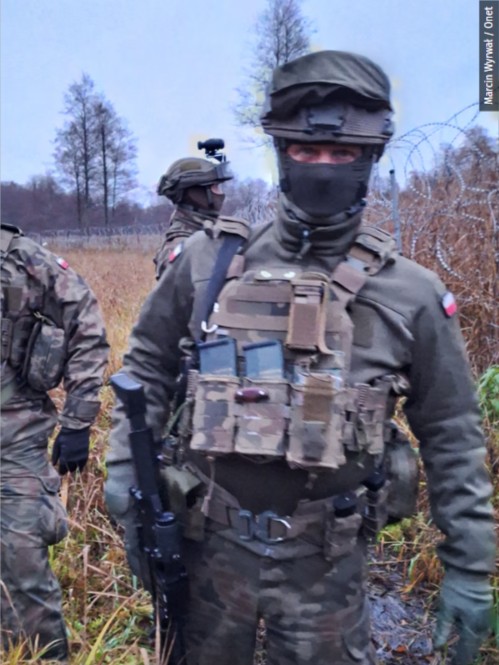 Generał Arkadiusz Szkutnik podczas przeprawy przez mokradła w ramach operacji "Bezpieczne Podlasie".