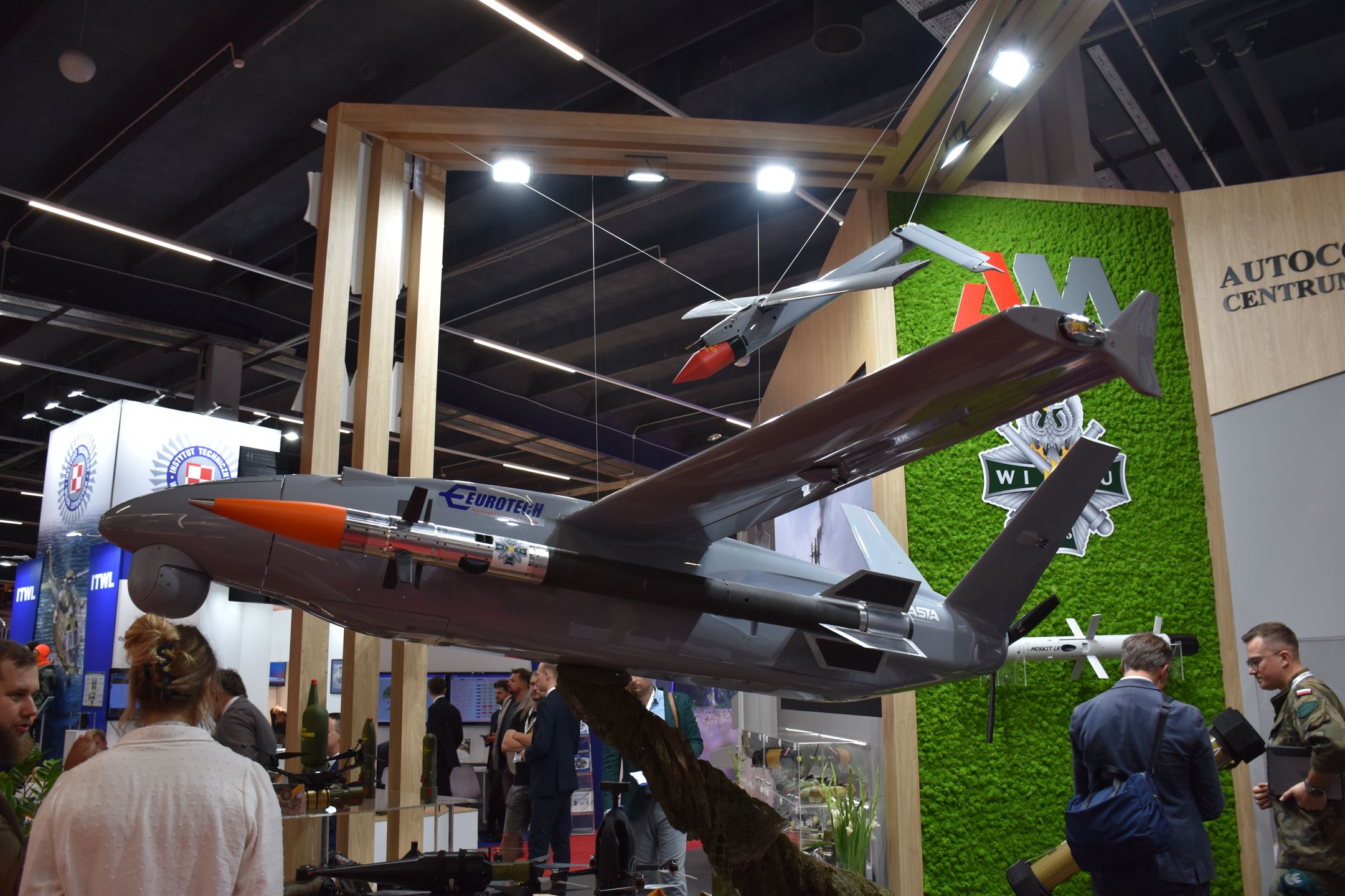 HAASTA z pociskami powietrze-powietrze.