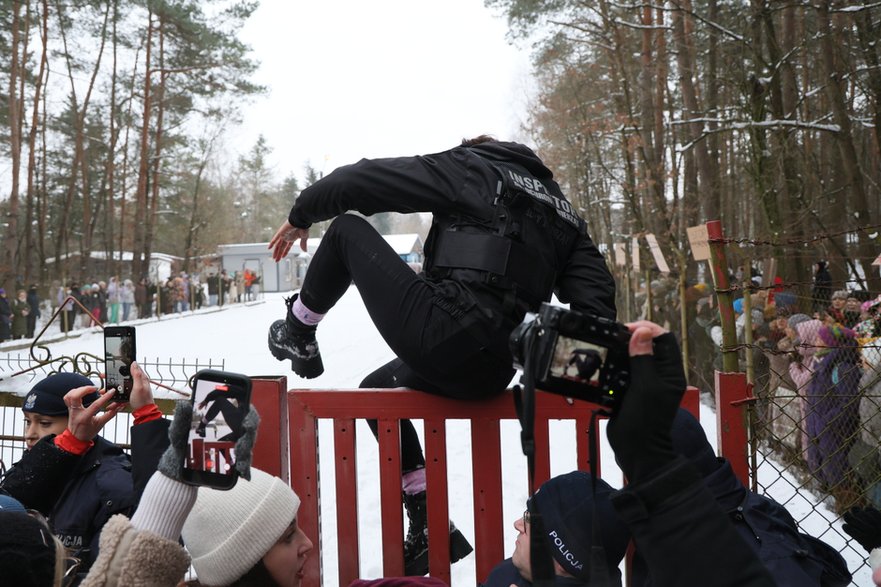 Ewakuacja schroniska w Sobolewie