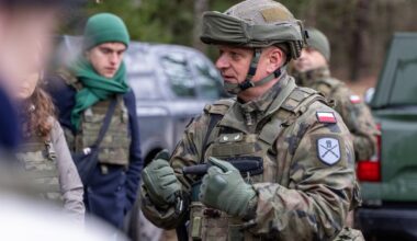 Generał Arkadiusz Szkutnik podczas przeprawy przez mokradła w ramach operacji "Bezpieczne Podlasie".