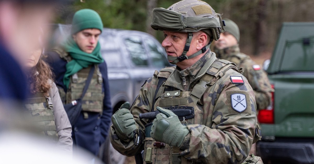 Generał Arkadiusz Szkutnik podczas przeprawy przez mokradła w ramach operacji "Bezpieczne Podlasie".