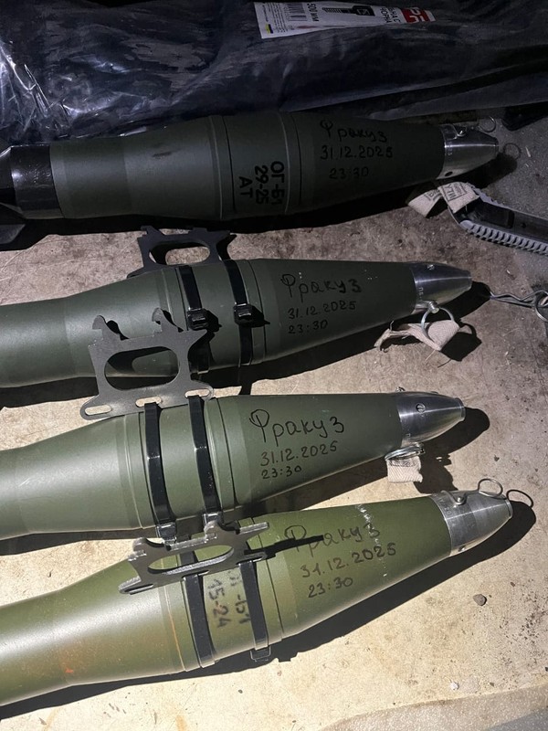 Pociski artyleryjskie na cześć poległego żołnierza.