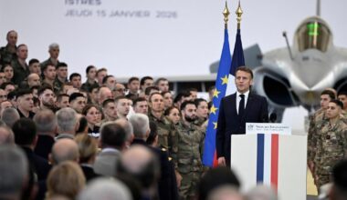 Macron z czerwonym okiem przed wojskiem. Prezydent żartuje na oczach kamer