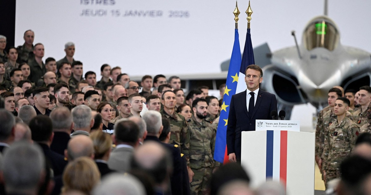 Macron z czerwonym okiem przed wojskiem. Prezydent żartuje na oczach kamer