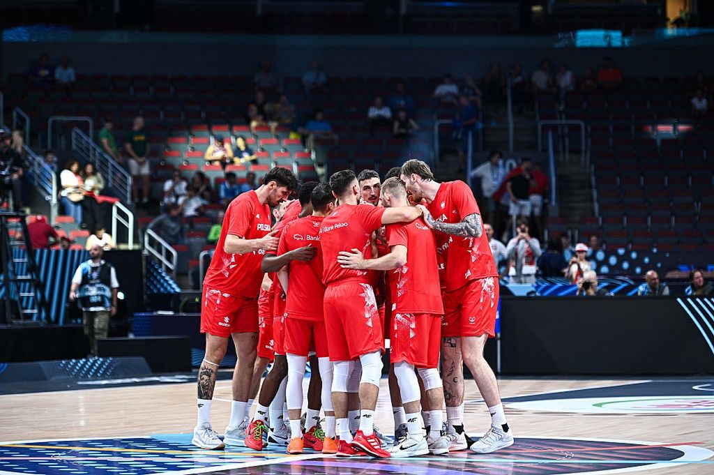 Polacy zagrają w trzech paskach. Adidas zastąpił polską markę