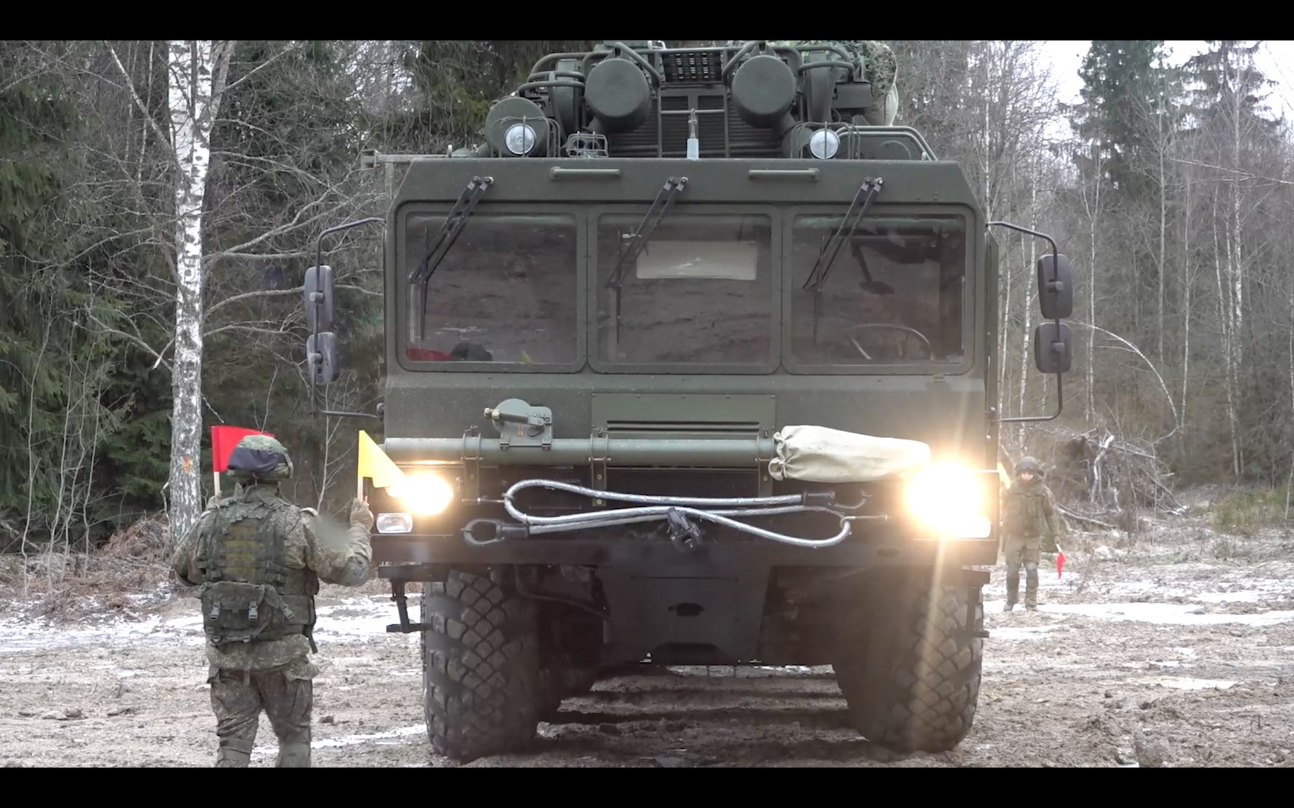 Zrzut ekranu z filmu przedstawiającego instalację systemu rakietowego Oriesznik na Białorusi. 30 grudnia 2025 r. 