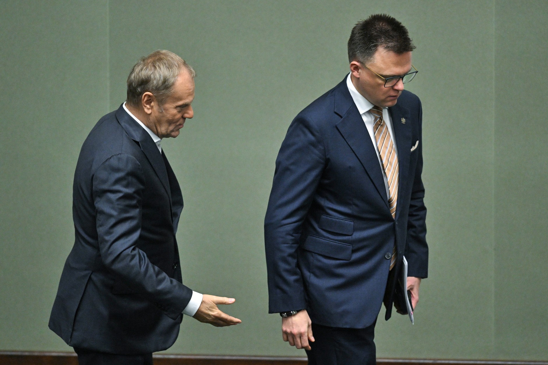 Donald Tusk i Szymon Hołownia na sali plenarnej Sejmu, 17 października 2025 r.