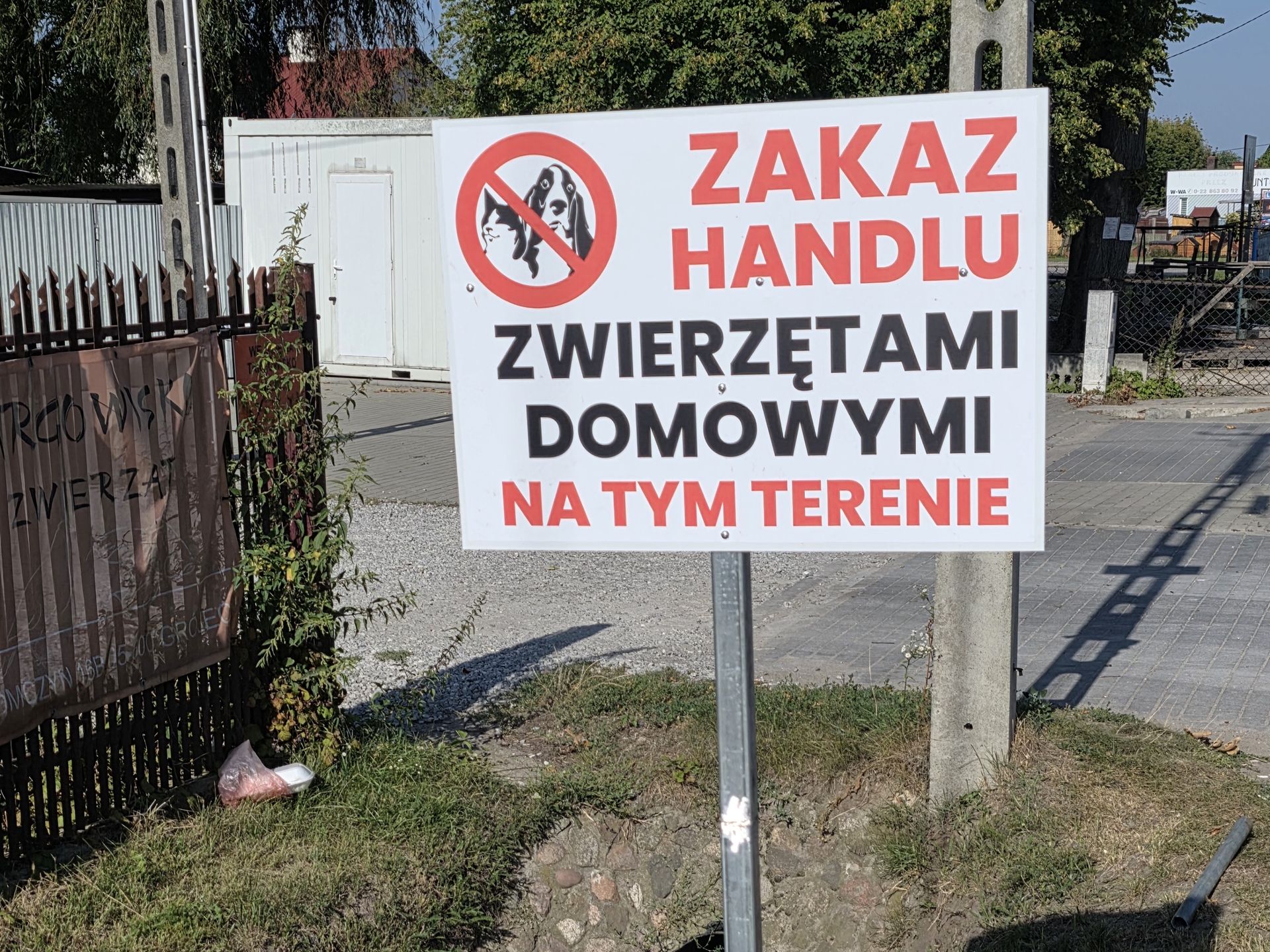 Tabliczka w Slomczynie, informująca o zakazie handlu zwierzętami