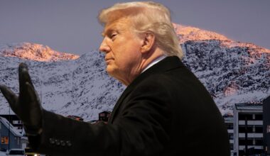 Prezydent Stanów Zjednoczonych Donald Trump po specjalnym przemówieniu podczas 56. dorocznego spotkania Światowego Forum Ekonomicznego (WEF) w Davos w Szwajcarii, 21 stycznia 2026 r. W tle Nuuk na Grenlandii, 21 stycznia 2026 r.