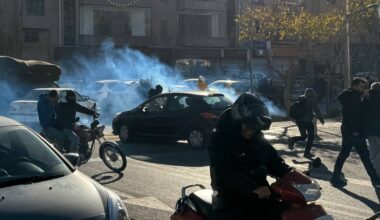 Irańscy sklepikarze i handlarze protestują przeciwko warunkom gospodarczym. Policja w Teheranie używa gazu łzawiącego, 29 grudnia 2025 r.