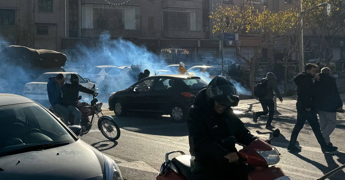 Irańscy sklepikarze i handlarze protestują przeciwko warunkom gospodarczym. Policja w Teheranie używa gazu łzawiącego, 29 grudnia 2025 r.