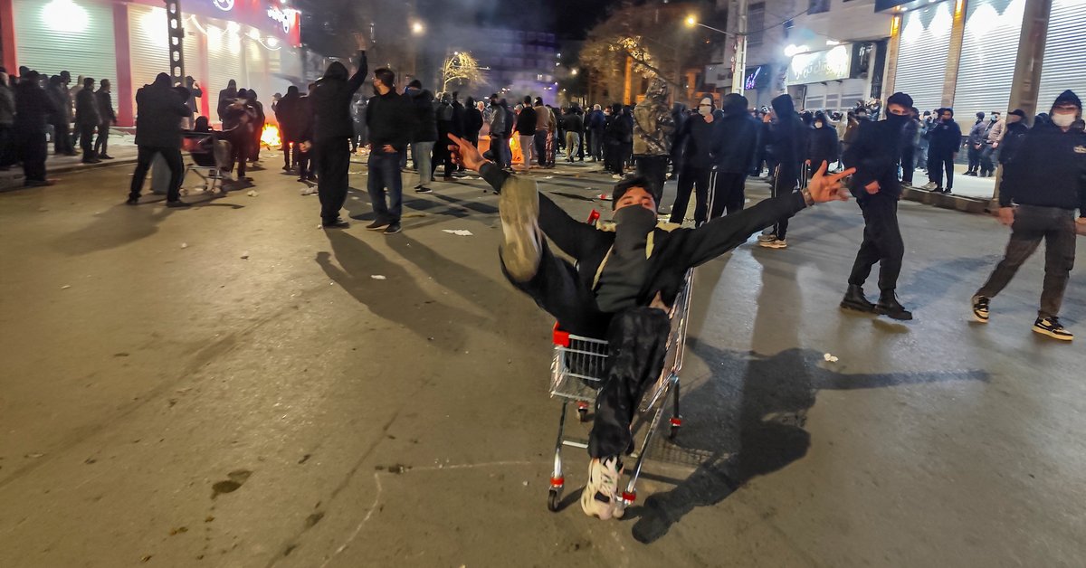 Irańscy dygnitarze zabezpieczają sobie drogę ucieczki. Trwa walka o francuskie wizy