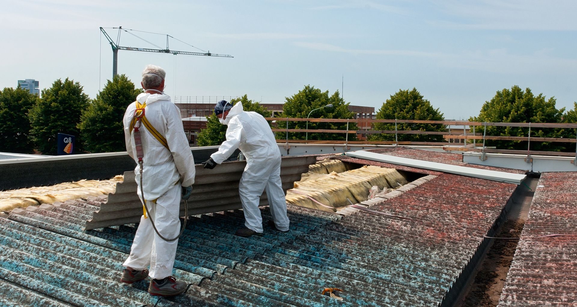 Śnieg spadł, a sprzedaż sanek stoi. "To tragedia. Żal na to patrzeć"