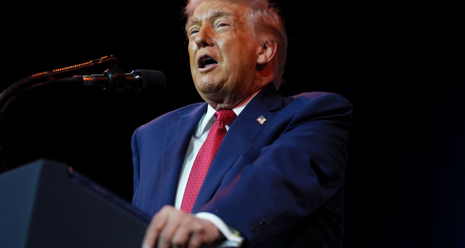 Kaczyński na klubie PiS ostrzega przed Braunem. "Grozi naszym interesom"