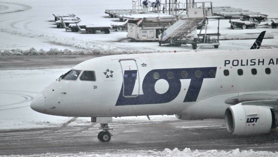 Zima spowodowała utrudnienia na Lotnisku Chopina. Zdjęcie ilustr