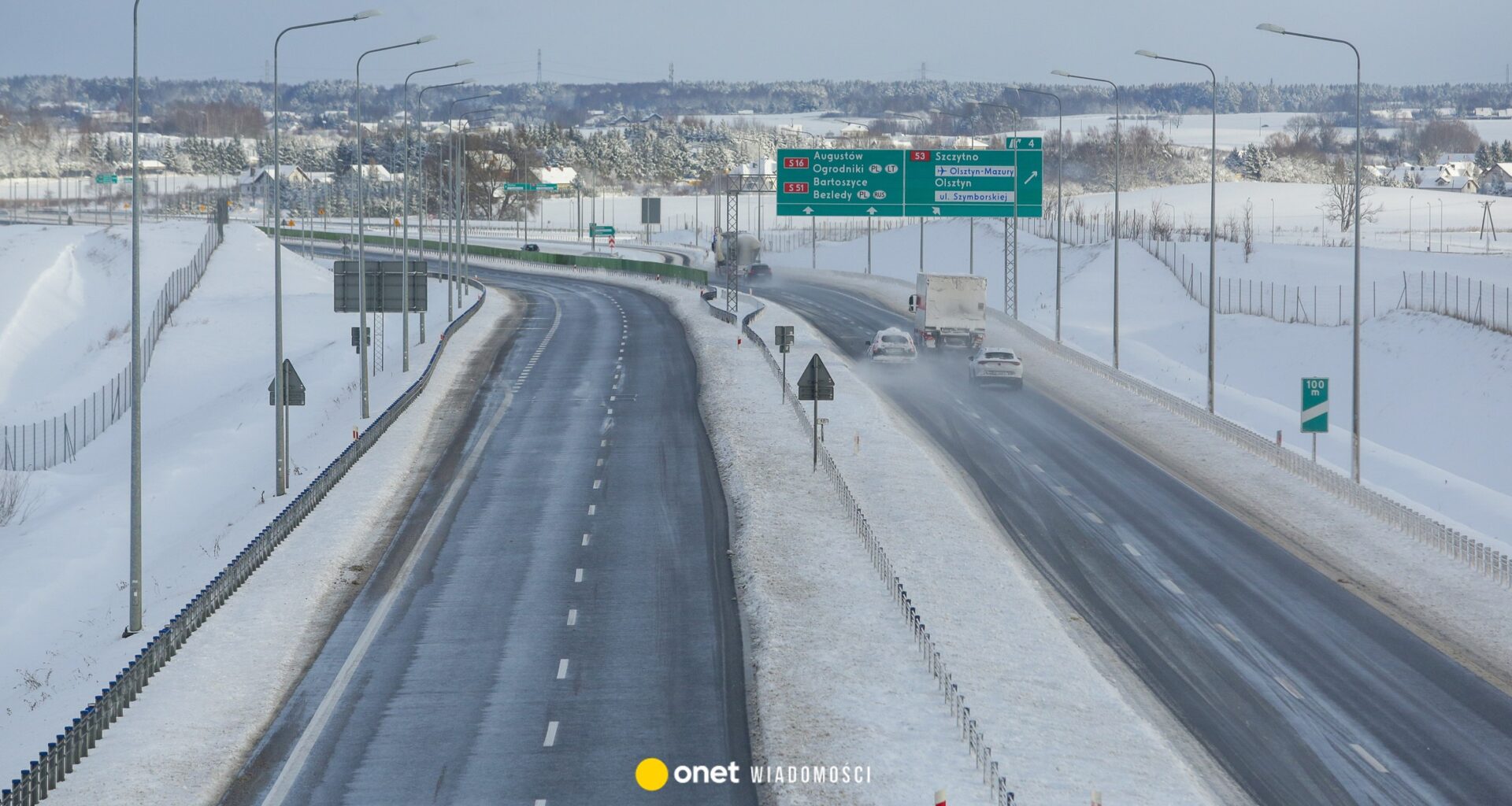 Trudna sytuacja na drogach Warmii i Mazur. "Utrzymuje się błoto pośniegowe"