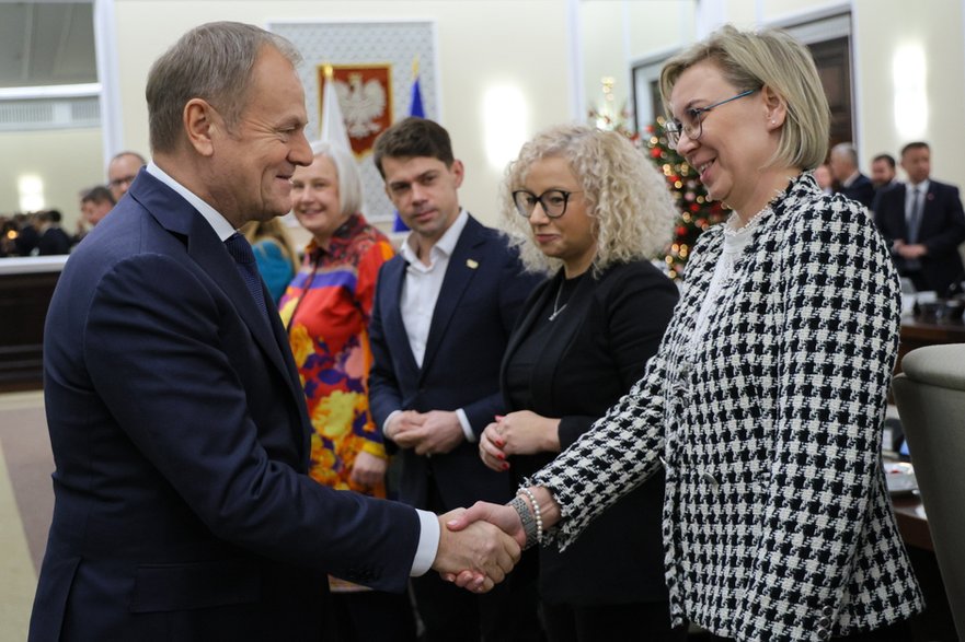 Donald Tusk i ministra do spraw społeczeństwa obywatelskiego Adriana Porowska podczas posiedzenia rządu, 18 grudnia 2024 r.