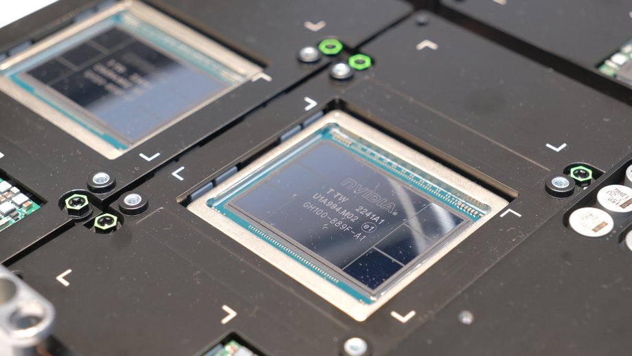 Akceleratory Nvidia H100 i H200 stały się jednym z najważniejszych przedmiotów wojny handlowej między USA i Chinami.