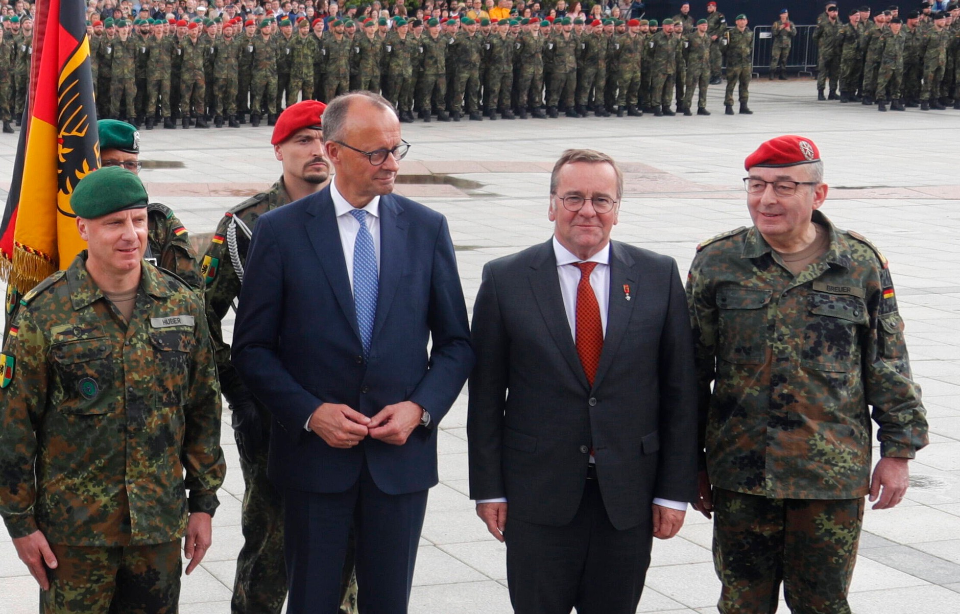 Gen. bryg. Christoph Huber, kanclerz Friedrich Merz, minister obrony Boris Pistorius i gen. Carsten Breuer, uczestniczą w inauguracji niemieckiej 45. Brygady Pancernej "Litwa". Wilno, 22 maja 2025 r.