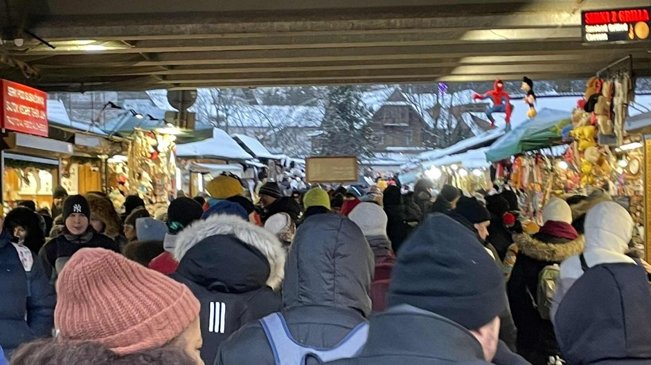 Tłumy zmierzające w kierunku Gubałówki